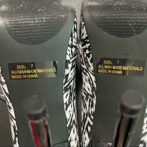 Qupid NWOB Ikat Print Black White Stiletto Platform Heels Size 7 Closed Toe - Picture 7 of 7